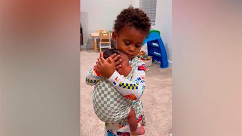 Αξιολάτρευτος 3χρονος κοιμίζει τη νεογέννητη αδερφή του στον μάρσιπο 