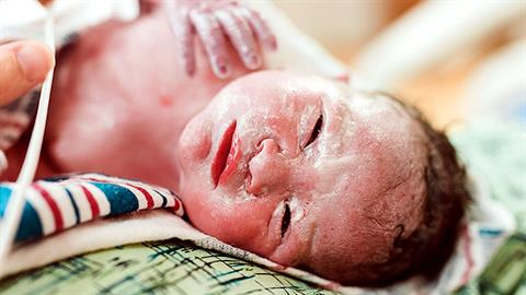 Ταξιτζής βοήθησε μαμά να γεννήσει στο πίσω κάθισμα του αυτοκινήτου!