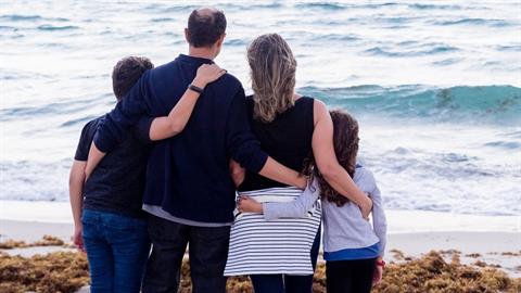 «Παντρεύτηκα τον πρώτο μου έρωτα από το σχολείο και όχι, δεν είμαι ανόητη»