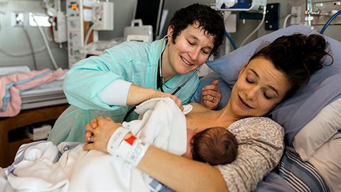 «Είμαι η μαία σου και θα κάνω ό,τι περνάει από το χέρι μου για να είσαι καλά εσύ και το μωρό σου»