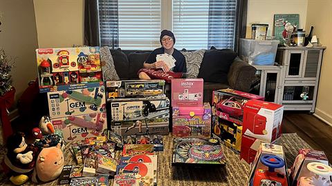 13χρονη καρκινοπαθής συγκέντρωσε δώρα για παιδιά που παλεύουν με τον καρκίνο!