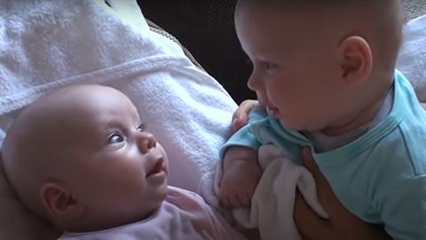 Δίδυμα μωράκια... πιάνουν την κουβέντα και είναι απολαυστικά!