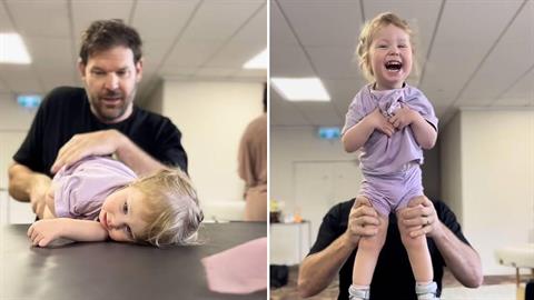 2χρονη με εγκεφαλική παράλυση στέκεται όρθια και είναι έτοιμη να κάνει τα πρώτα της βήματα