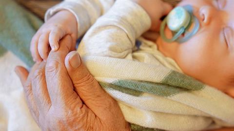 Γιαγιά ξεγέννησε το εγγονάκι της μέσα στο αυτοκίνητο!