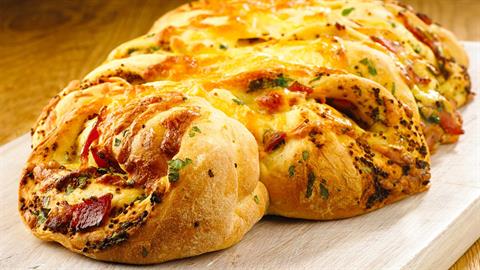 Χριστουγεννιάτικο γεμιστό ψωμί: 3 συνταγές που θα απογειώσουν το γιορτινό τραπέζι