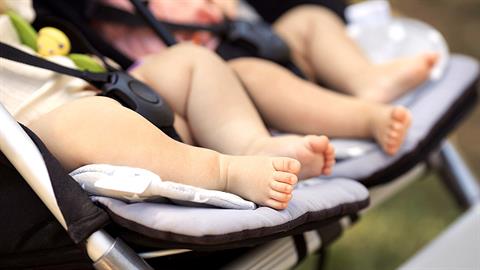 Έμεινε έγκυος στο 2ο όταν το 1ο ήταν 10 εβδομάδων: «μεγαλώνουν σαν δίδυμες!»