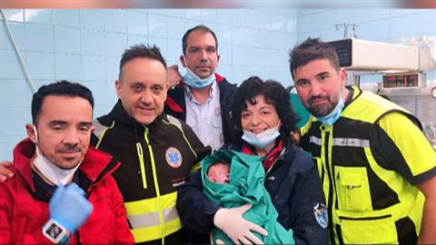 Έγκυος μεταφέρθηκε με αεροδιακομιδή στην Αθήνα, αλλά γέννησε στο... ασθενοφόρο!