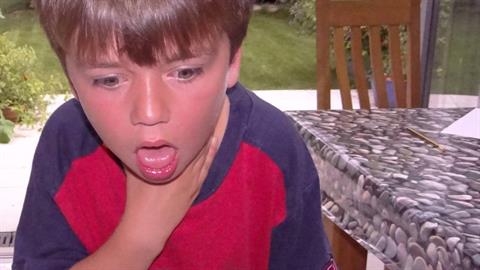 Αλεξανδρούπολη: αστυνομικός έσωσε τη ζωή αγοριού που πνίγηκε με ένα κομμάτι κέικ