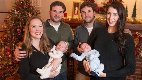 Δίδυμοι έγιναν μπαμπάδες την ίδια μέρα: «τα παιδιά μας θα μεγαλώσουν σαν αδέρφια»