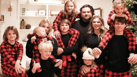 Μαμά 9 παιδιών: «αν άκουγα τον κόσμο δεν θα είχα νιώσει την ευτυχία της μεγάλης οικογένειας» 