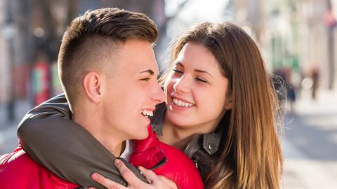 «O έφηβος γιος μου μου ζήτησε να κοιμηθεί στο σπίτι μας η κοπέλα του»