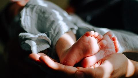 Βρέθηκε εγκαταλελειμμένο μωρό μέσα σε τσάντα στον δρόμο - το έσωσε περαστικός