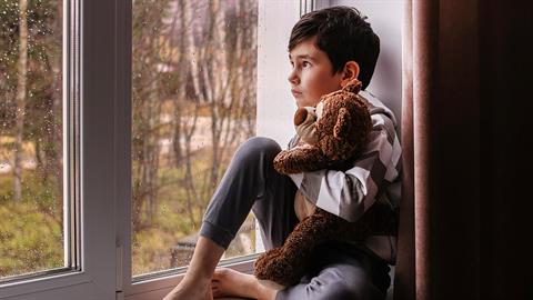 9χρονος ζούσε μόνος για 2 χρόνια - η μαμά του είχε μετακομίσει στο σπίτι του συντρόφου της 