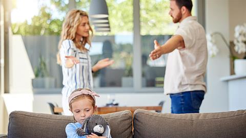 Όταν η μαμά λέει «όχι» κι ο μπαμπάς λέει «ναι»: γιατί πρέπει να υπάρχει κοινή γραμμή