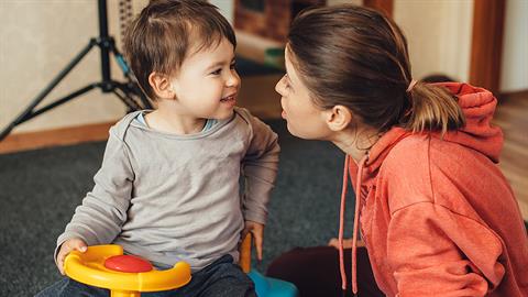 Το παιδί δεν μιλάει ακόμα: εύκολοι τρόποι να το βοηθήσεις να μιλήσει από μία λογοθεραπεύτρια 