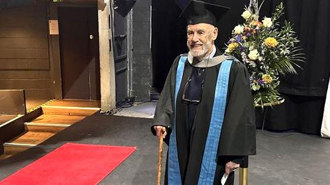 Αποφάσισε στα 90 του να κάνει μεταπτυχιακό για να μην...σκουριάσει το μυαλό του!