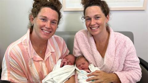 Πανομοιότυπες διδυμούλες γέννησαν την ίδια μέρα τα κοριτσάκια τους!