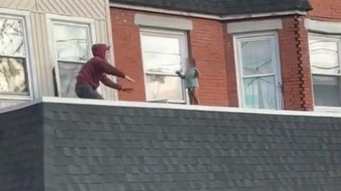 Μωρό έκανε βόλτες στο... περβάζι μπαλκονιού - το έσωσε περαστικός την τελευταία στιγμή!