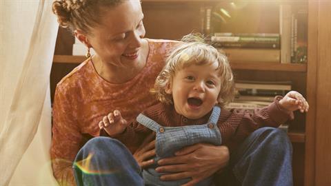 Καταρρίπτοντας μύθους: Μπορεί η πολλή αγάπη να κακομάθει ένα παιδί;