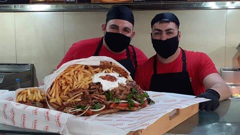 Ψητοπωλείο τιμά τη γιορτή των ερωτευμένων με  πιτόγυρο σε σχήμα ανθοδέσμης!