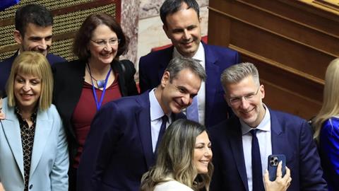 Ψηφίστηκε με 176 «ναι» το νομοσχέδιο για τα ομόφυλα ζευγάρια 