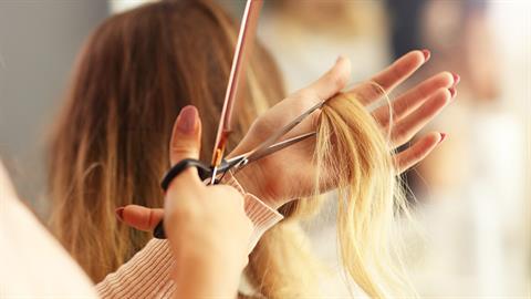 Κομμώτρια έκανε μήνυση σε πελάτισσά της επειδή την «έκραξε» στο TikTok!