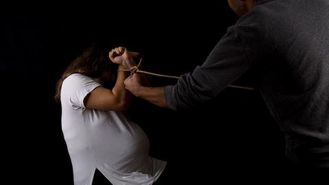 27χρονος χτύπησε την έγκυο σύντροφό του και της έδωσε χάπια για να αποβάλει