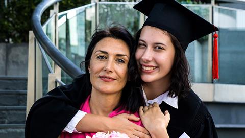 «Αφιερώνω το πτυχίο μου στη μαμά μου, που με πίεζε να διαβάζω και να μορφωθώ»