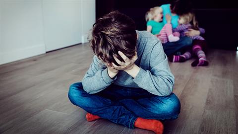 Όταν η μαμά κάνει διακρίσεις: oι επώδυνες συνέπειες στη ζωή του... παραμελημένου παιδιού 