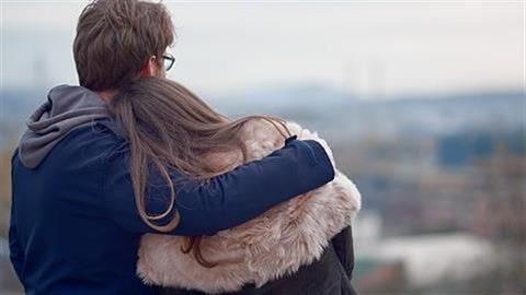 Γονείς που πήραν διαζύγιο μένουν ακόμα μαζί και μεγαλώνουν το παιδί τους σαν φίλοι