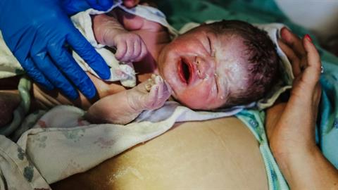 Ο τοκετός για τις μαμάδες είναι ό,τι κι ο στρατός για τους άντρες: δεν σταματάνε ΠΟΤΕ να μιλούν για αυτόν!