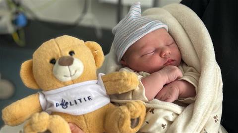 Δεν πρόλαβε να πάει στο μαιευτήριο και γέννησε το μωράκι της σε βενζινάδικο!