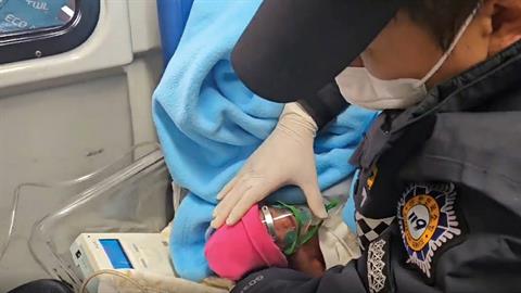 Διασώστες έσωσαν προωράκι αμέσως μετά την γέννησή του!