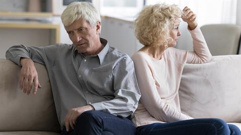 Οι γονείς μου δεν θέλουν τη σύντροφό μου επειδή είναι μεγαλύτερη και με παιδί