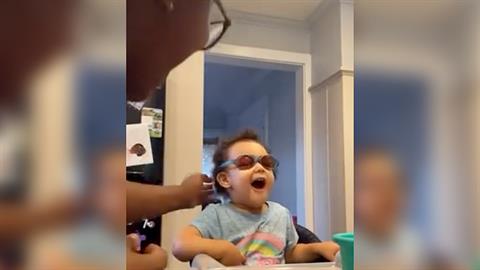 Η συγκινητική αντίδραση ενός μωρού που βλέπει 1η φορά τον κόσμο με χρώματα!