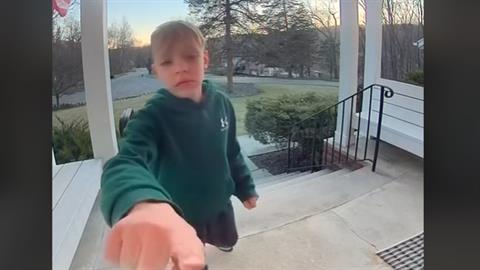 9χρονος πήγε να μείνει στους γείτονες, επειδή τον ενοχλούσε ο μικρός του αδερφός! 