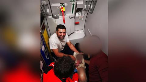 Μαμά γέννησε την κορούλα της κατά τη διάρκεια πτήσης!