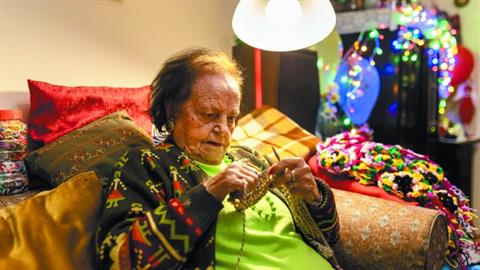 93χρονη γιαγιάκα πλέκει κασκόλ για παιδιά που έχουν ανάγκη