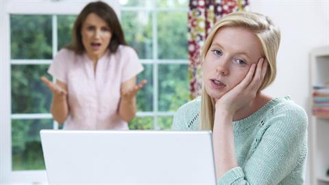 «H έφηβη κόρη μου θα με πεθάνει! Της λέω να γυρίσει 10 το βράδυ και γυρνάει 1 το πρωί»