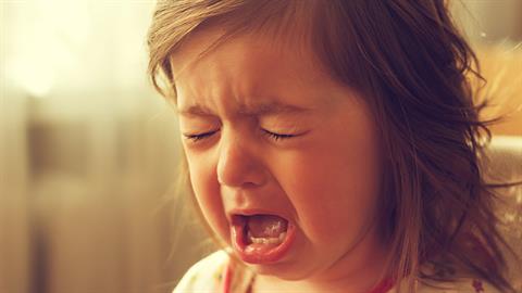 Η κόρη μου δεν θέλει να συμμετέχει σε σχολικές εορτές. Τι να κάνω;