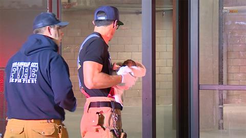 Έσπασαν τα νερά της ξαφνικά και γέννησε στο πεζοδρόμιο ένα υγιέστατο μωράκι!