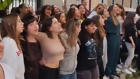 Καμίνια: μαθητές έκαναν... καντάδα σε συμμαθητή τους για τα γενέθλιά του!