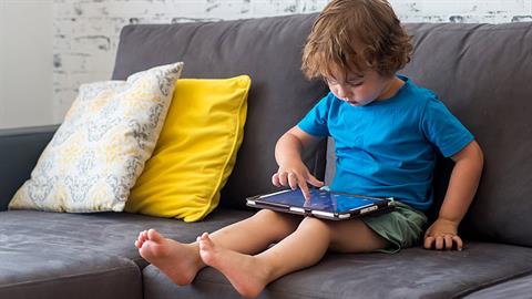 «5 λεπτά ακόμα»: η αγαπημένη φράση των παιδιών όταν κολλάνε στην οθόνη