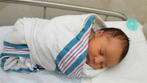 Υπάλληλος ξεγέννησε μαμά στο πάρκινγκ του καταστήματος που δουλεύει!