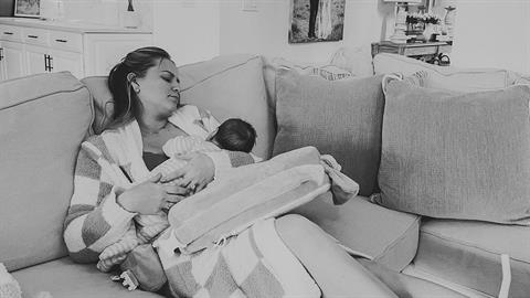 «Ο πρώτος καιρός μετά τον τοκετό είναι η πιο ευάλωτη περίοδος της μητρότητας»