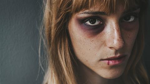 «Δεν είναι αγάπη αν σε πονάει, σε ελέγχει και σε κάνει να τον φοβάσαι...»