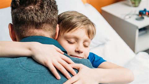 Ο γιος μου δείχνει περισσότερη αδυναμία στον μπαμπά του. Κάνω κάτι λάθος;