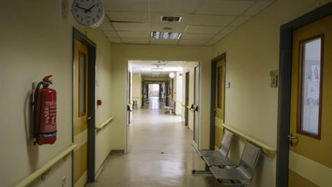 Μπαμπάς κλωτσούσε τη σύζυγό του μέσα στην κλινική που νοσηλευόταν το παιδί τους