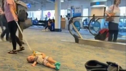 Το βίντεο της ημέρας: μαμά σέρνει το νηπιάκι της με λουρί στο αεροδρόμιο!