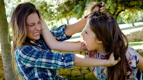 Γιατί τα κορίτσια στις μέρες μας είναι τόσο επιθετικά